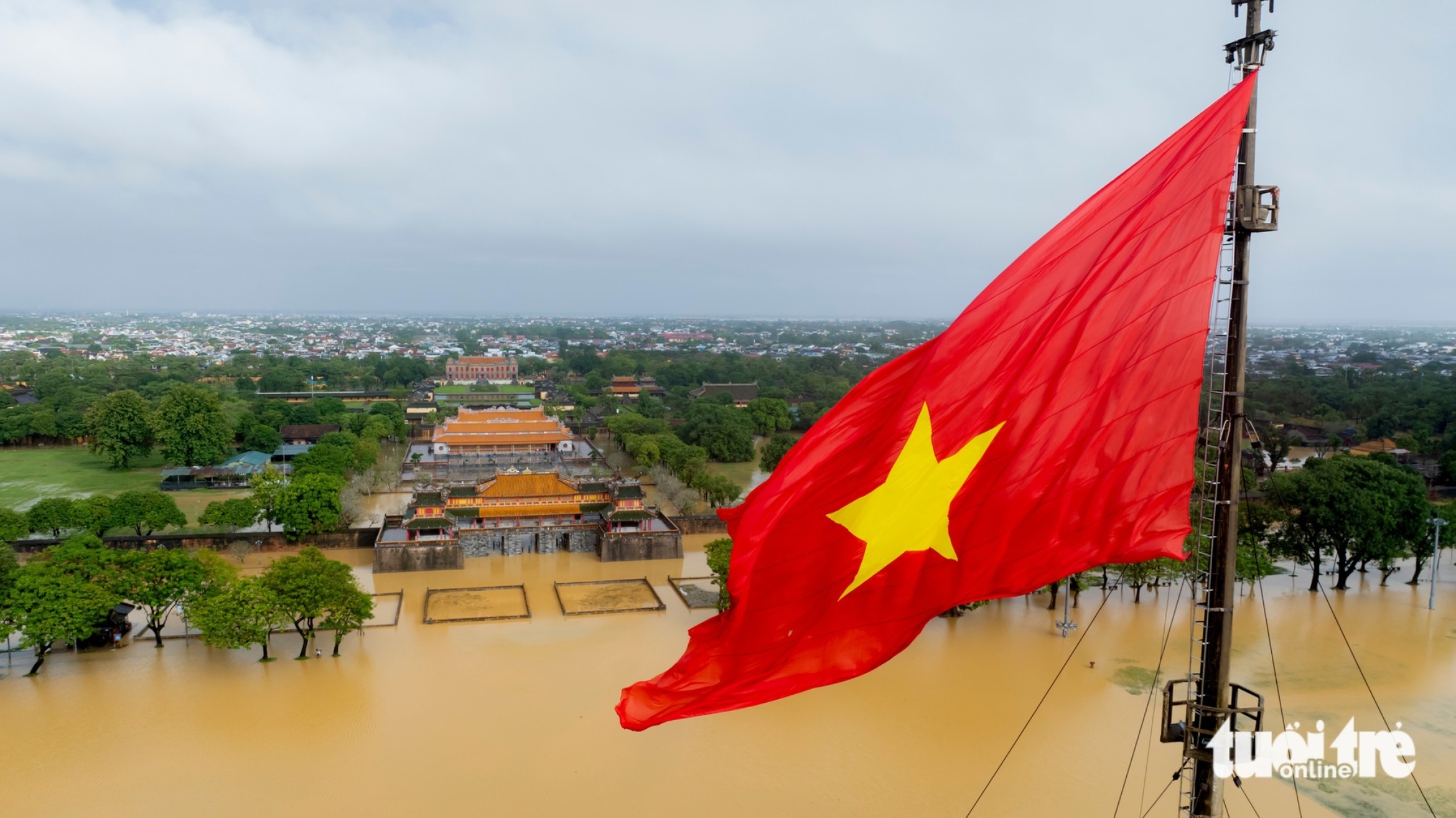顺化在连续多日大雨后迎来阳光,居民趁洪水退去清理淤泥